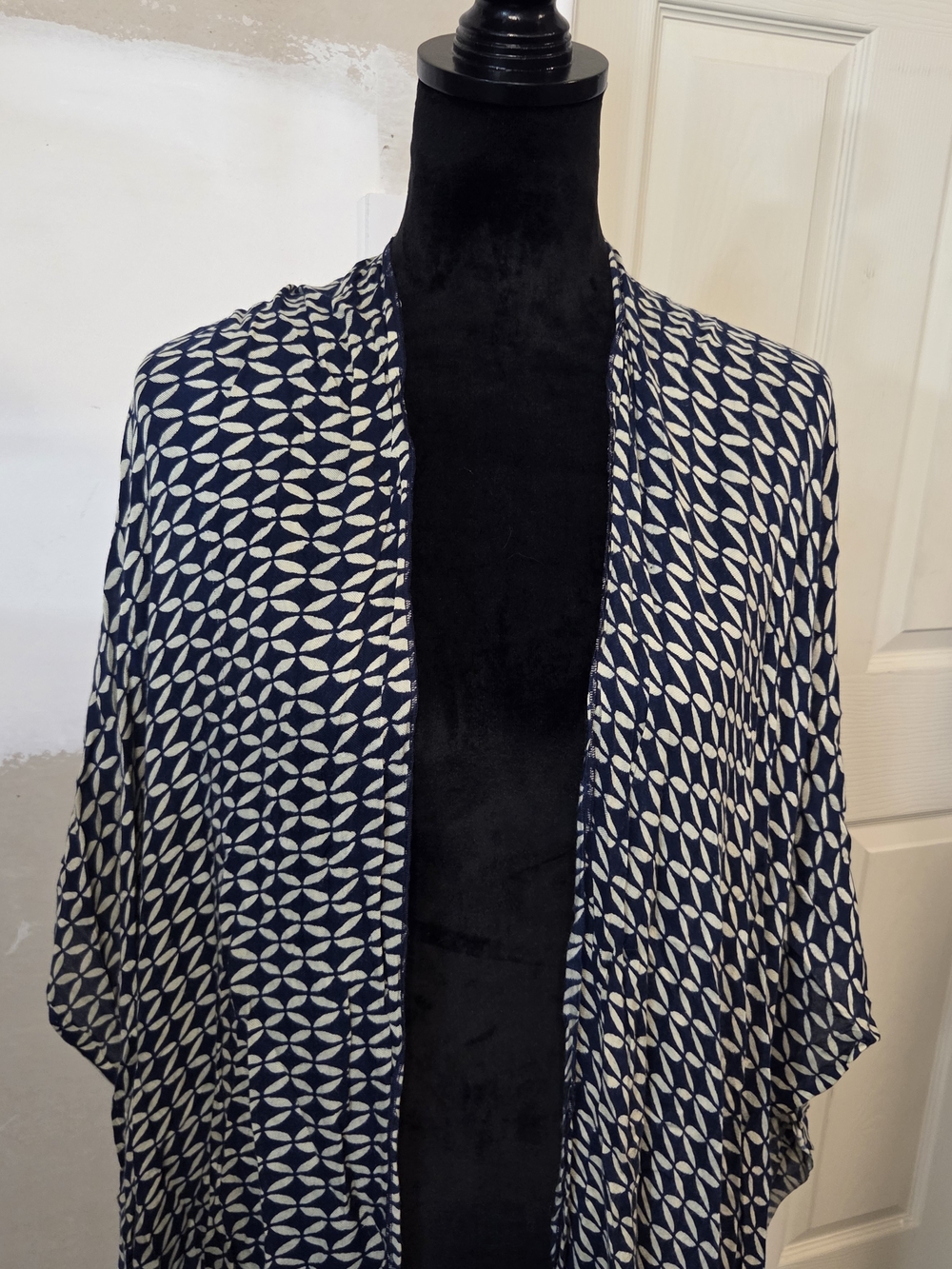 Jules Smith Navy White Geometric Fringe Kimono Open Shawl Poncho Swim Cover - Picture 10 of 11